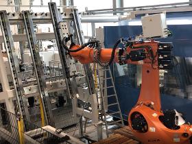 Industrieroboter zum Handeln von Bauteilen, u.a. ABB und KUKA Roboter